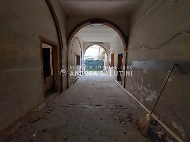 Foto Locale commerciale a Pontedera Villaggi, Bellaria di 348 m² in vendita