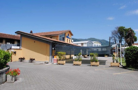 Foto Locale commerciale a Capannori Marlia di 1227 m² con 2 locali