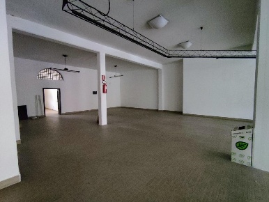 Foto Locale commerciale a Santa Croce sull'Arno Centro di 220 m² in affitto