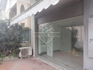 Foto Locale commerciale a Carrara Marina di Carrara di 139 m² con 3 locali