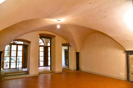 Foto Locale commerciale a San Casciano in Val di Pesa Centro di 130 m²
