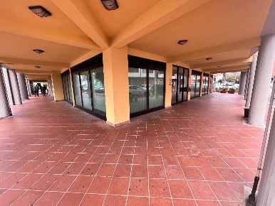 Foto Locale commerciale a Montelupo Fiorentino Centro di 324 m² in vendita