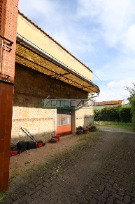 Foto Magazzino a Buti Cascine La Croce di 250 m² con 1 locali in affitto
