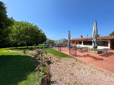 Foto Agriturismo a Castelnuovo Magra Centro di 295 m² con 14 locali