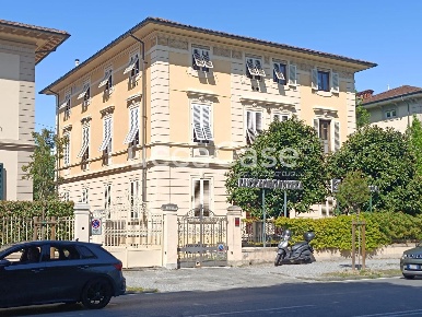 Foto Ufficio a Lucca Piazza Anfiteatro - Torre Guinigi di 950 m² in vendita