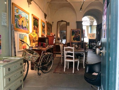 Foto Locale commerciale a Lucca Piazza Anfiteatro - Torre Guinigi di 150 m²