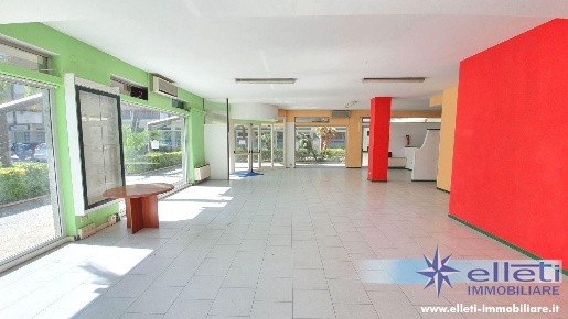 Foto Locale commerciale a Massa Marina di Massa Centro di 300 m² in vendita