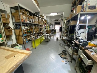 Foto Locale commerciale a Pontedera Oltrera di 130 m² con 2 locali