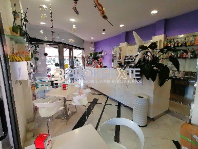 Foto Bar a Massa Centro di 80 m² con 4 locali in affitto