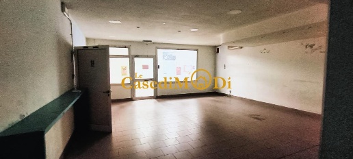 Foto Locale commerciale a Collesalvetti Stagno di 91 m² con 3 locali