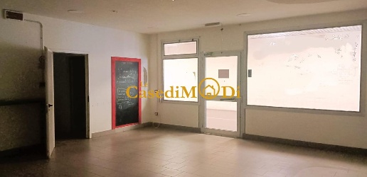 Foto Locale commerciale a Collesalvetti Stagno di 91 m² con 3 locali