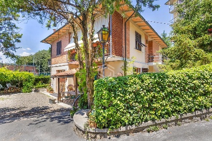 Foto Villa unifamiliare a Volterra Centro di 275 m² con 10 locali