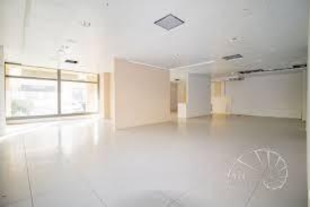 Foto Locale commerciale a Cascina Semicentro di 283 m² con 6 locali