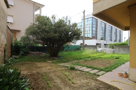Foto Locale commerciale a Pontedera Villaggi, Bellaria di 131 m² in affitto