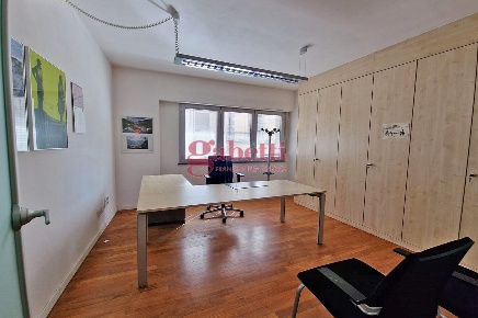 Foto Locale commerciale a Pisa Sant'Antonio di 200 m² con 5 locali
