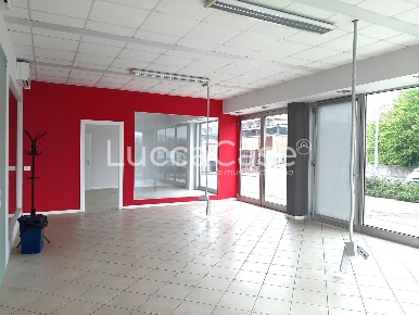 Foto Locale commerciale a Capannori Verciano - Guamo di 215 m² con 4 locali