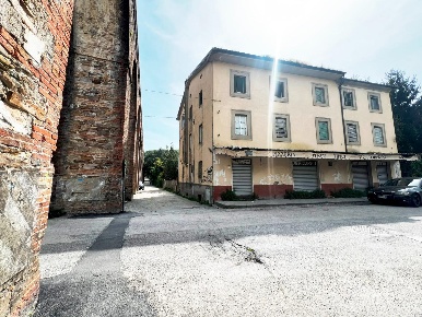 Foto Locale commerciale a Capannori Verciano - Guamo di 100 m² con 3 locali