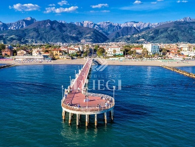 Foto Hotel a Massa Marina di Massa Centro di 3000 m² con 5 locali