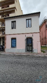 Foto Attività commerciale a Massa Centro di 30 m² con 2 locali in vendita