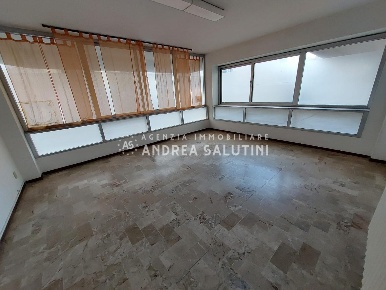 Foto Ufficio a Pontedera Oltrera di 120 m² con 5 locali in vendita