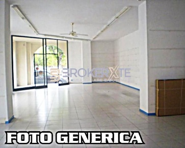 Foto Locale commerciale a Carrara Marina di Carrara di 42 m² con 2 locali