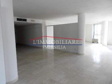 Foto Ufficio a Massa Zona Industriale di 196 m² con 7 locali in vendita