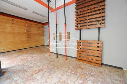 Foto Locale commerciale a Lucca Piazza Napoleone - San Michele di 40 m²