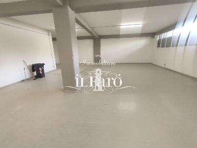 Foto Magazzino a Campi Bisenzio Centro di 280 m² con 3 locali in vendita