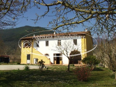 Foto Agriturismo a Buti Centro di 550 m² con 16 locali in vendita