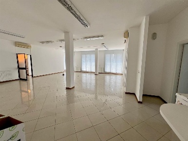Foto Ufficio a Pisa Ospedaletto di 335 m² con 10 locali in affitto