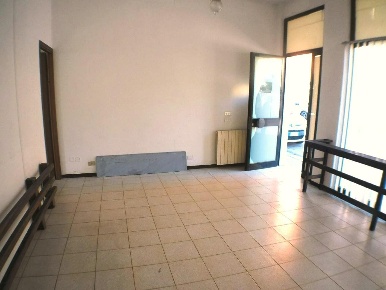 Foto Locale commerciale a Carrara Marina di Carrara di 45 m² con 2 locali
