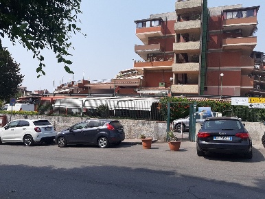 Foto Locale commerciale a Giardini-Naxos di 95 m² con 3 locali in vendita