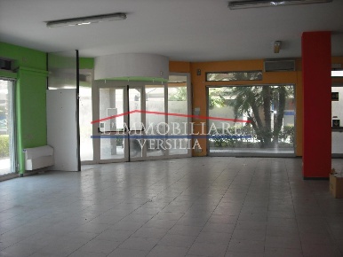 Foto Locale commerciale a Massa Marina di Massa Centro di 300 m² in vendita
