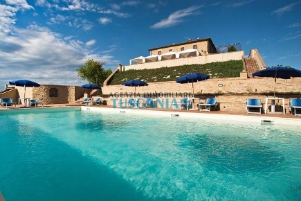 Foto Agriturismo a Volterra di 550 m² con 13 locali in vendita