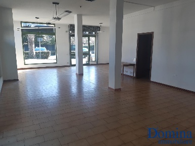 Foto Locale commerciale a Massa Ronchi - Poveromo di 100 m² con 2 locali