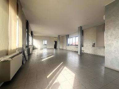 Foto Locale commerciale a San Giuliano Terme Ghezzano di 110 m² in affitto