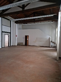 Foto Locale commerciale a Pisa Sant'Antonio di 200 m² con 8 locali
