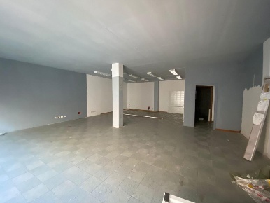 Foto Locale commerciale a Lucca Sant'Anna di 100 m² con 1 locali in affitto