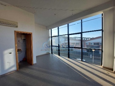 Foto Ufficio a Sarzana Centro di 57 m² con 2 locali in vendita
