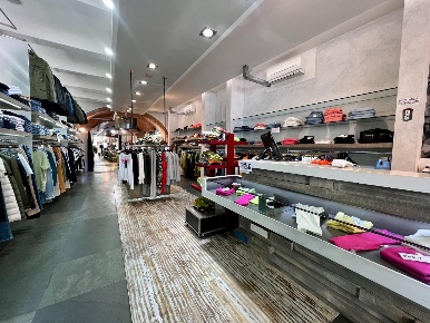 Foto Locale commerciale a Pontedera Centro di 86 m² con 1 locali in affitto