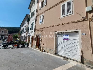 Foto Locale commerciale a Buti Centro di 100 m² con 5 locali in affitto
