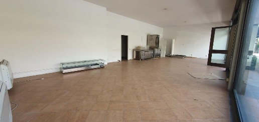 Foto Locale commerciale a Capannori Lammari - Lunata di 200 m² con 3 locali
