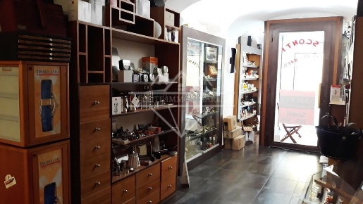 Foto Locale commerciale a Sarzana Centro di 35 m² con 2 locali in vendita