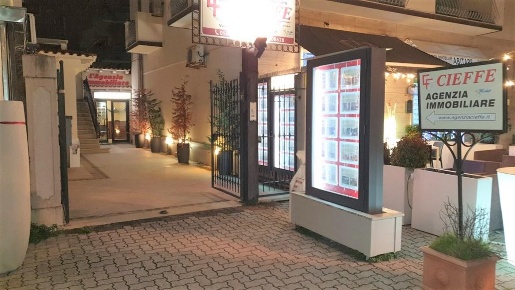Foto Negozio a Massa Marina di Massa Centro di 60 m² con 2 locali