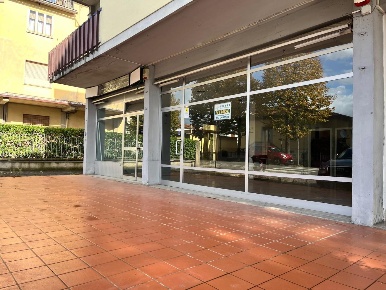 Foto Locale commerciale a Agliana Centro di 109 m² con 2 locali in vendita