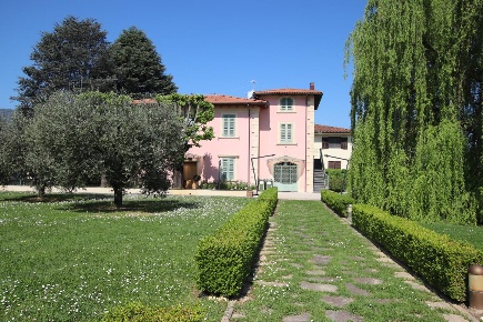 Foto Ufficio a Lucca Sant'Anna di 240 m² con 10 locali in vendita