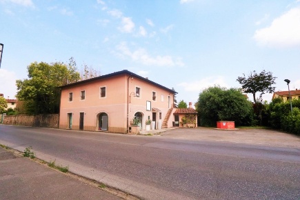 Foto Locale commerciale a Bientina Centro di 150 m² con 6 locali in vendita