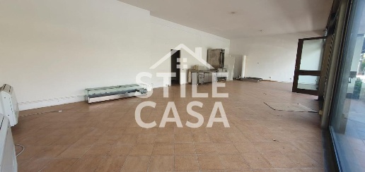 Foto Locale commerciale a Capannori Lammari - Lunata di 200 m² con 3 locali