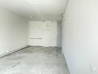 Foto Locale commerciale a Carrara Avenza di 72 m² con 2 locali in vendita