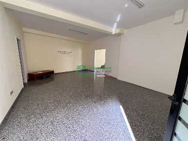 Foto Locale commerciale a Comiso Centro di 95 m² con 3 locali in affitto